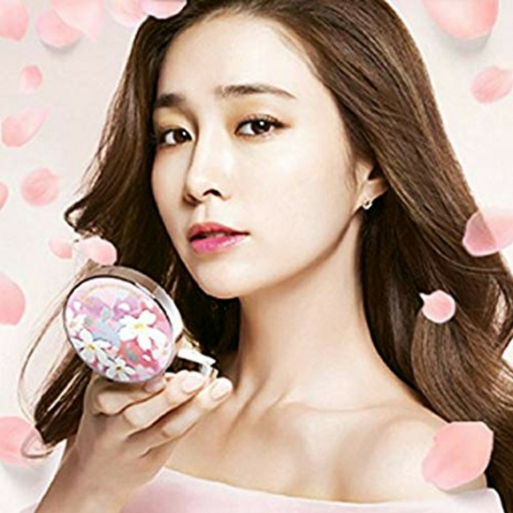 KBEAUTY Isa Knox Cherry Blossom Cushion - Picture 3 of 5